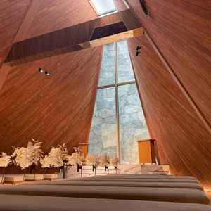 唯一無二の印象的なチャペル。木の温もりを最大限に生かしつつ、洗練された雰囲気があります。