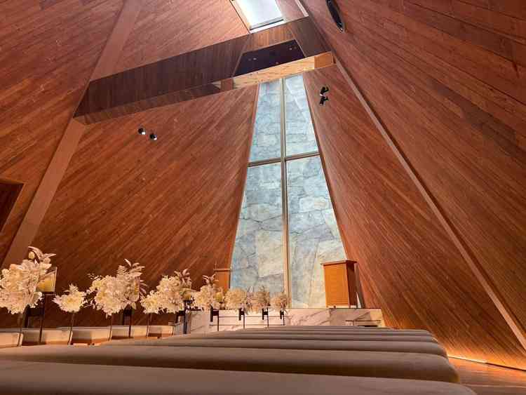 唯一無二の印象的なチャペル。木の温もりを最大限に生かしつつ、洗練された雰囲気があります。