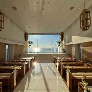 チャペルを写した写真。広さもちょうど良く、外も一面綺麗な海の景色でとても魅力的だった。