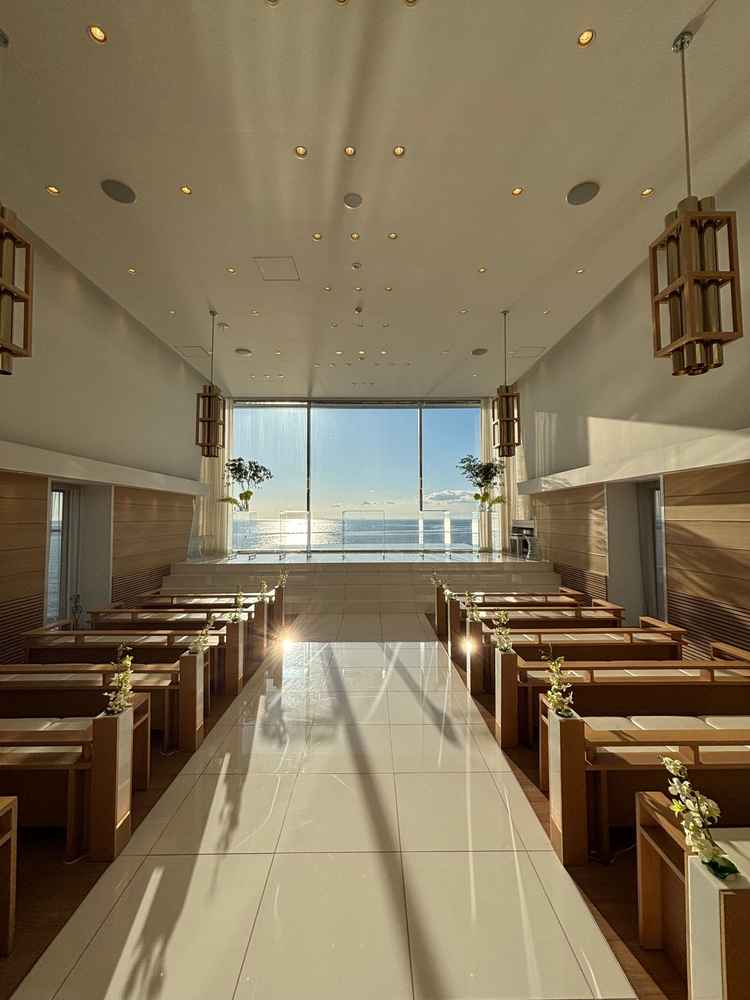 チャペルを写した写真。広さもちょうど良く、外も一面綺麗な海の景色でとても魅力的だった。