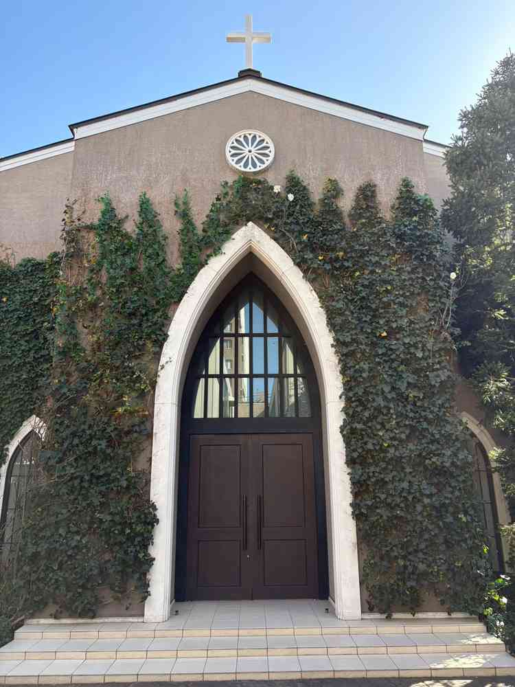 自然があり、厳かな雰囲気の教会の入口