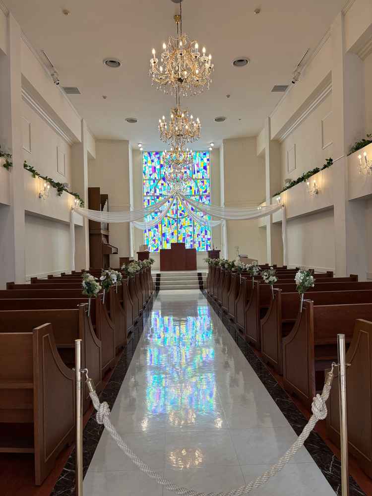 チャペルのステンドグラスはカラフルでかわいい感じ。