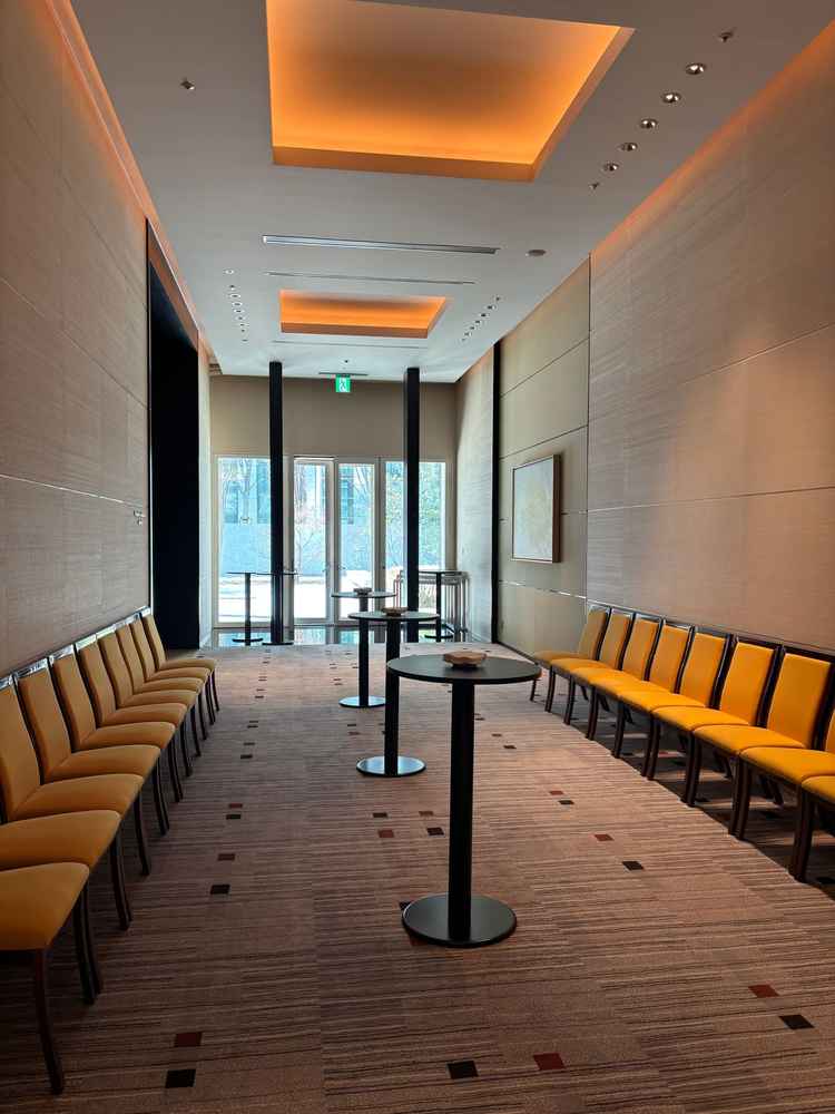 挙式後、披露宴会場が開くまでゲストが待つ場所。外のガーデンにも出ることができる。