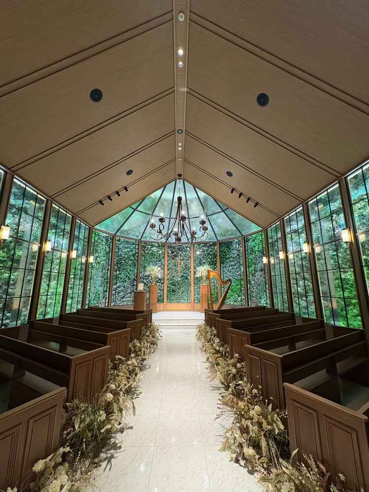 森のチャペル。天候にも左右されない緑の景色が魅力的でした。