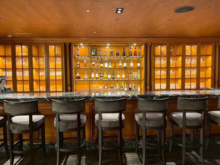 ウェルカムドリンクの提供場所です。元々バーとして使われていただけあって本格的な佇まいでした。