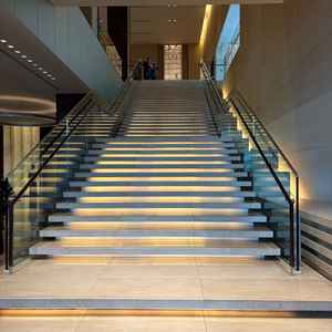 大階段です。フラワーシャワーの様子も見学することができました。牧師さん、聖歌隊の演出もありました。