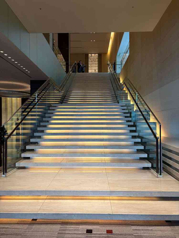 大階段です。フラワーシャワーの様子も見学することができました。牧師さん、聖歌隊の演出もありました。