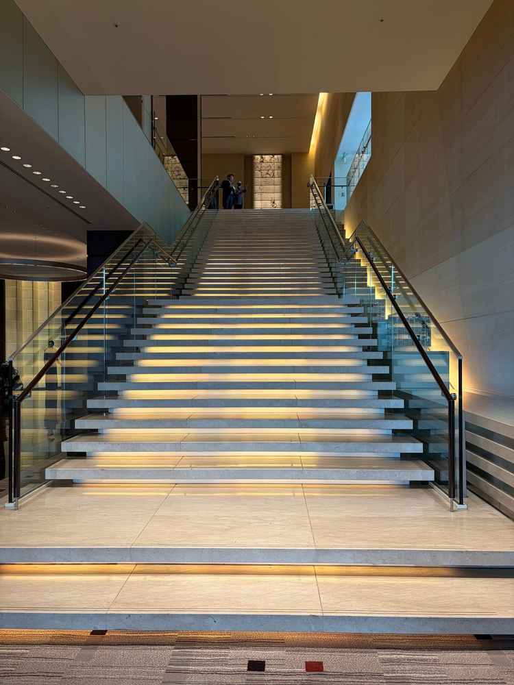 大階段です。フラワーシャワーの様子も見学することができました。牧師さん、聖歌隊の演出もありました。