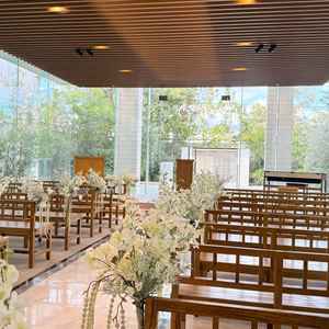 ヴィクトリアハウスの挙式会場です。ガラス張りで日光が入って開放感があり綺麗でした。