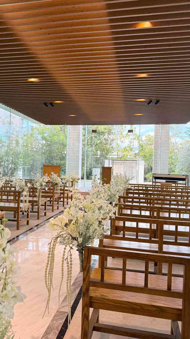 ヴィクトリアハウスの挙式会場です。ガラス張りで日光が入って開放感があり綺麗でした。