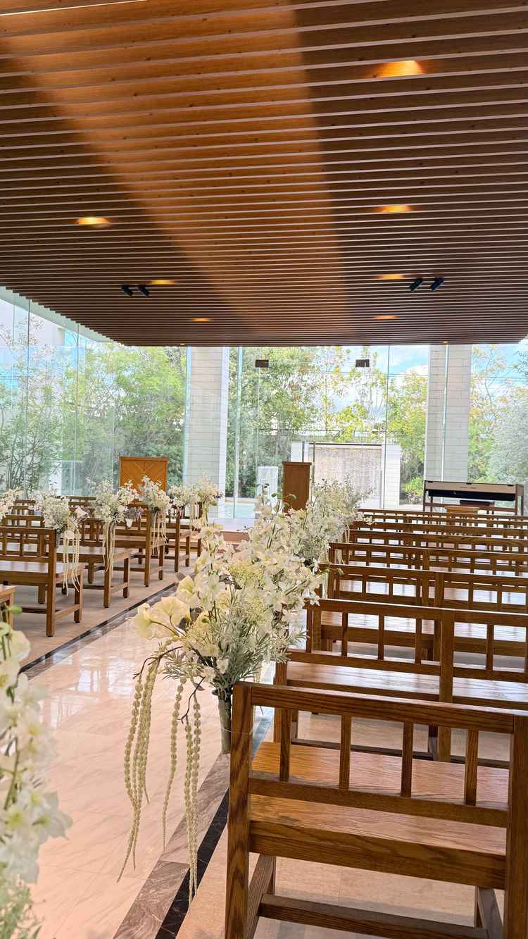 ヴィクトリアハウスの挙式会場です。ガラス張りで日光が入って開放感があり綺麗でした。