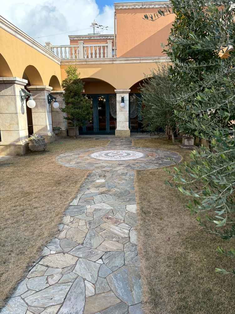 ガーデンの写真。自然な雰囲気がとても私の好みで、ブーケトスをしたら盛り上がるなと思いました。