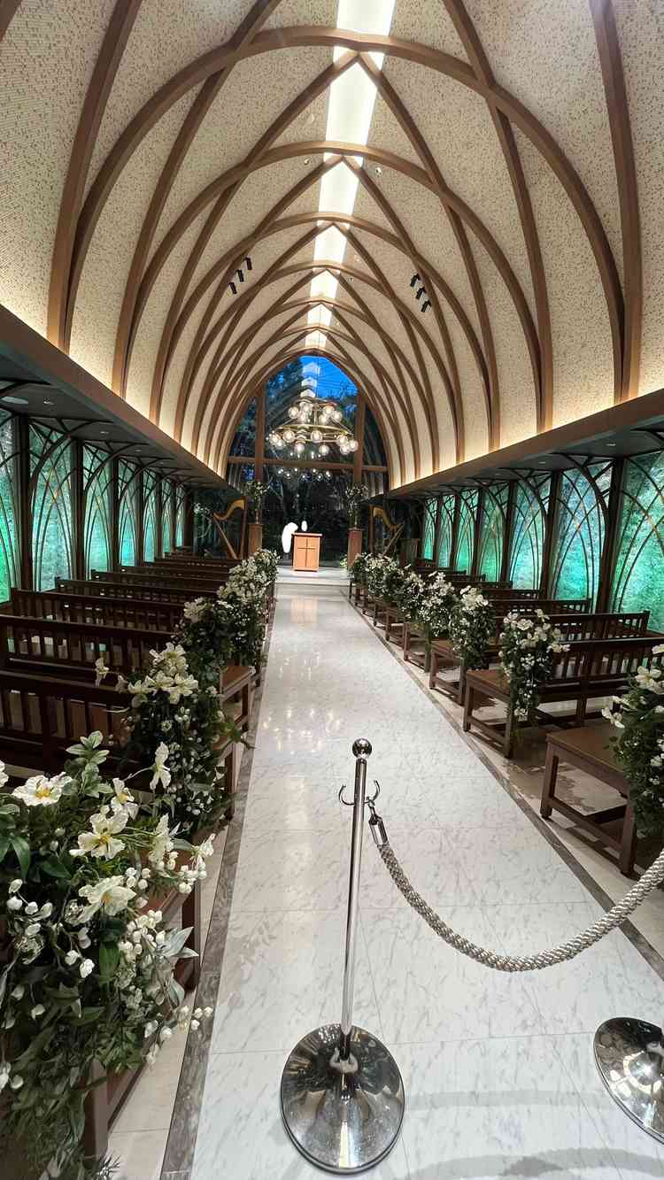 ハープが両サイドにあり、とても贅沢なチャペルでした！