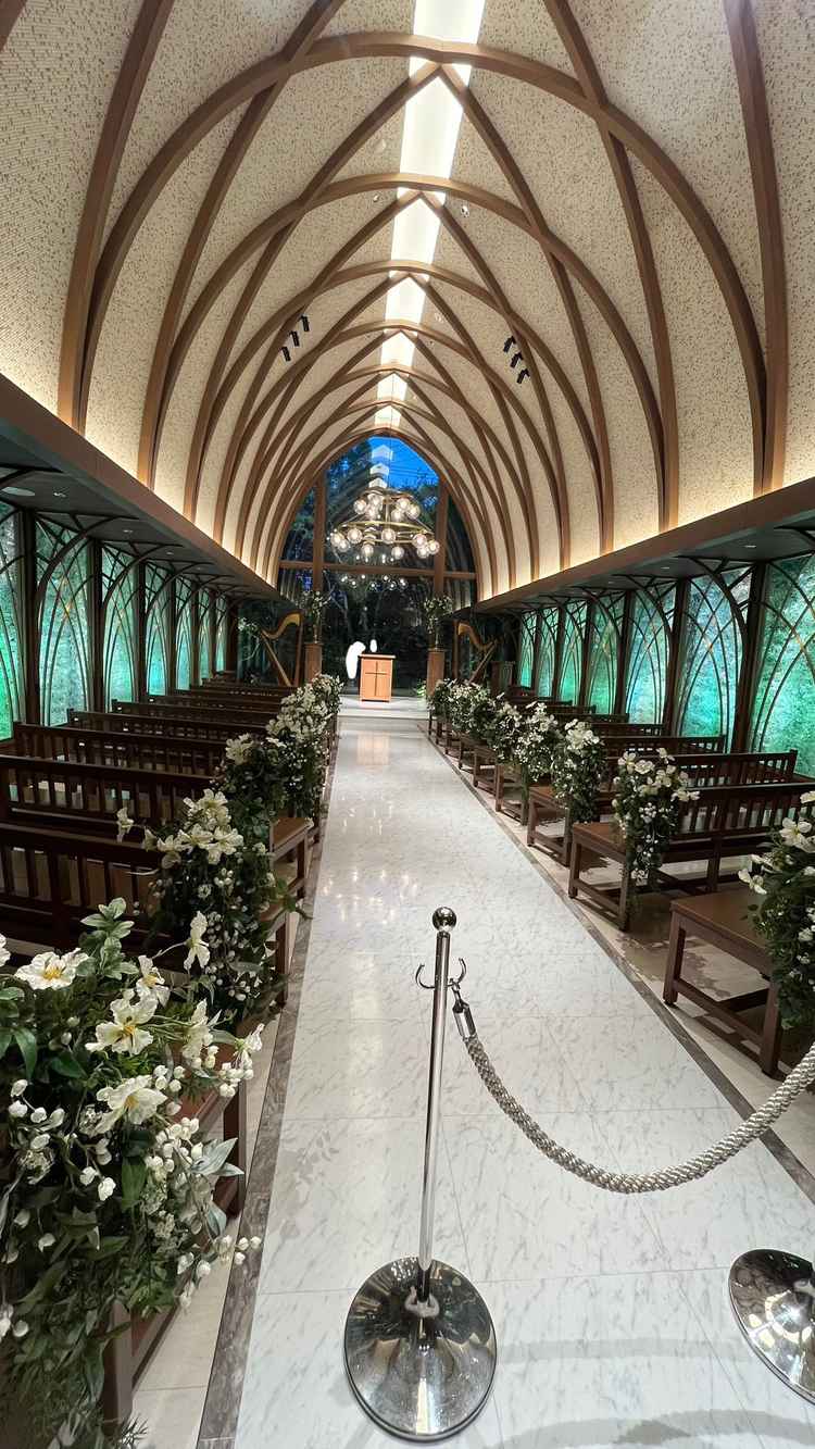 ハープが両サイドにあり、とても贅沢なチャペルでした！