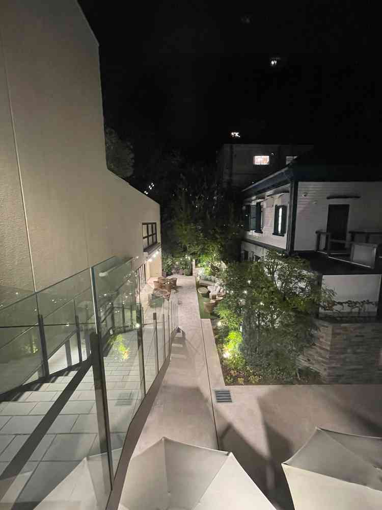 2階から中庭を見た景色です。木々が生き生きしていて、手入れが行き届いているのが目に見えて分かりました