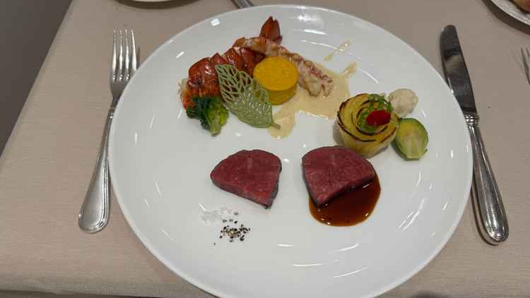 お肉が柔らかくて美味しかったです。1番上のコースだそうです。