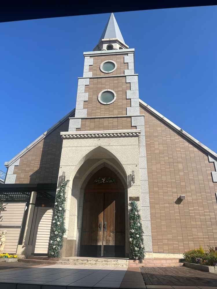 屋上にチャーチがあり、特別感がありました。両端に花壇があって季節ごとにお花が異なるのも良いです。