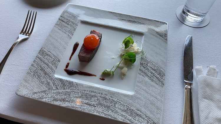 試食会のステーキの写真。ホテルの高層階でみなとみらいの景色を楽しみながらいただきました。