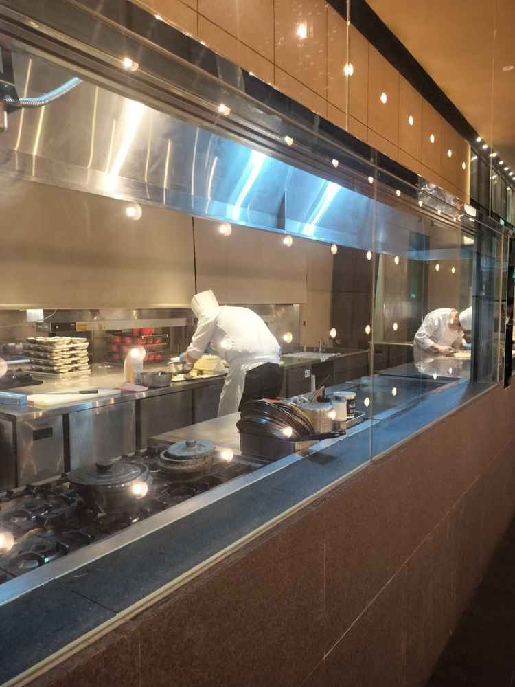 会場の途中にあるオープンキッチン。これから食べる料理の調理風景が見れ、気分が上がります。