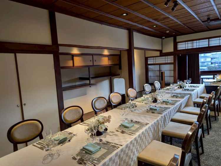 写真を飾れる棚。壁を使った演出が自由にできる床の間。