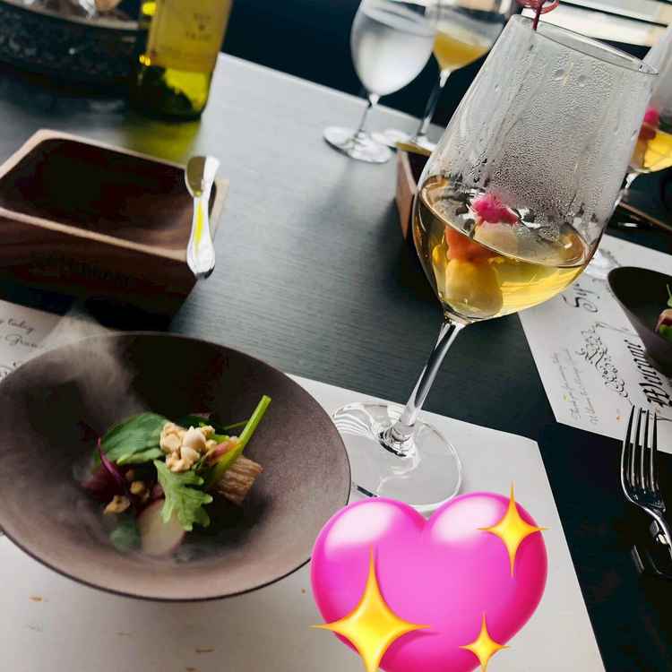 お出汁をワイングラスで飲んだの初めてでしたが、オシャレだしとても美味しかった。