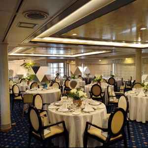 実際にこれから披露宴を行う会場を見せていただきました。非常にクラシカルで素敵でした。