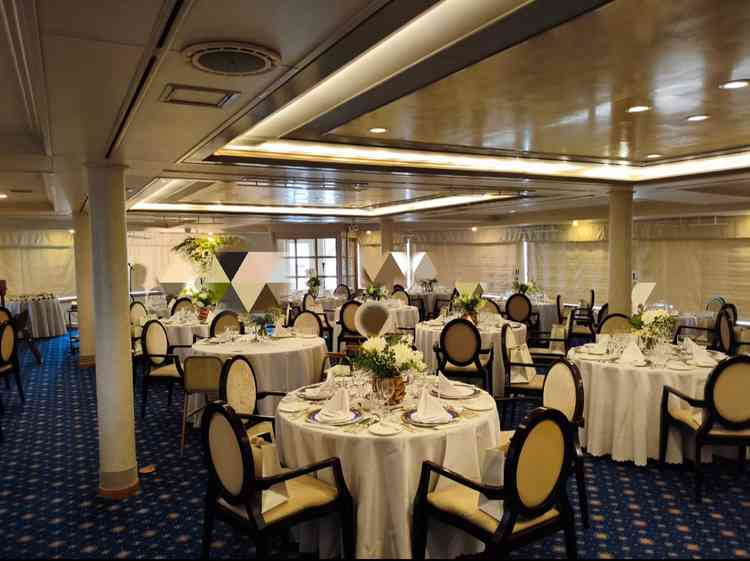 実際にこれから披露宴を行う会場を見せていただきました。非常にクラシカルで素敵でした。