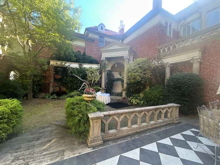 一つ目の披露宴会場に隣接しているガーデン。ガーデンでの演出もできる。