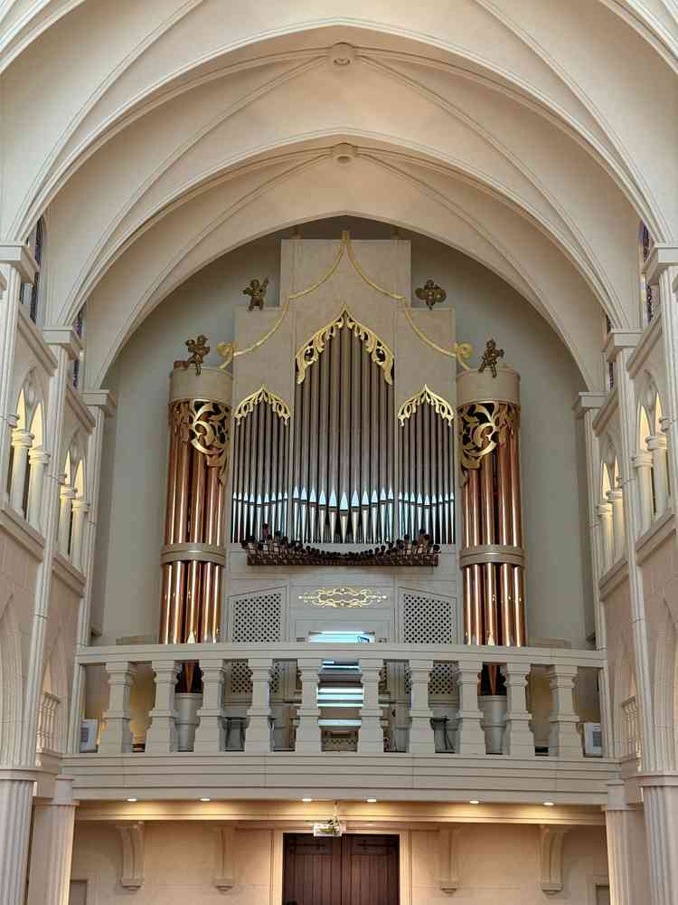 チャペルに設置されている国内有数のパイプオルガン。