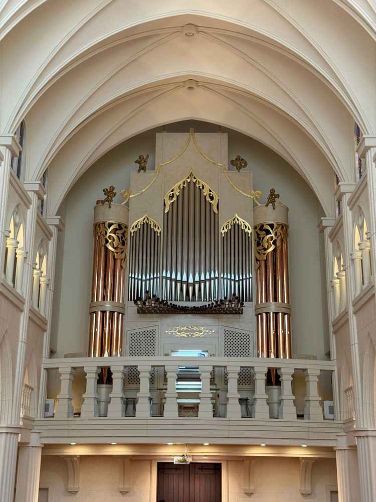 チャペルに設置されている国内有数のパイプオルガン。