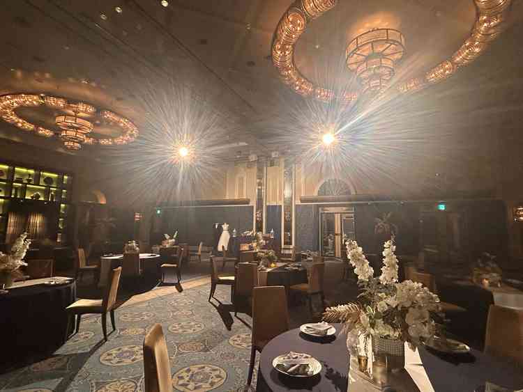 披露宴会場の写真。天井が高く、高級感がありました。