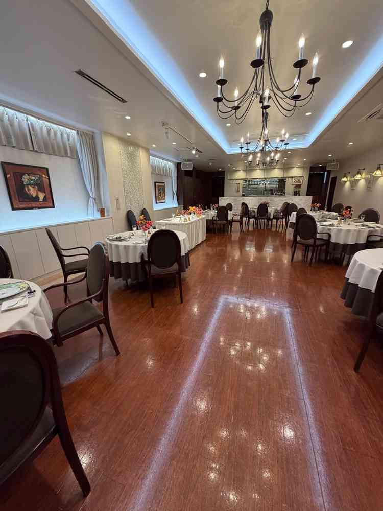 少人数向けの披露宴会場。ライブキッチンが印象的でした。