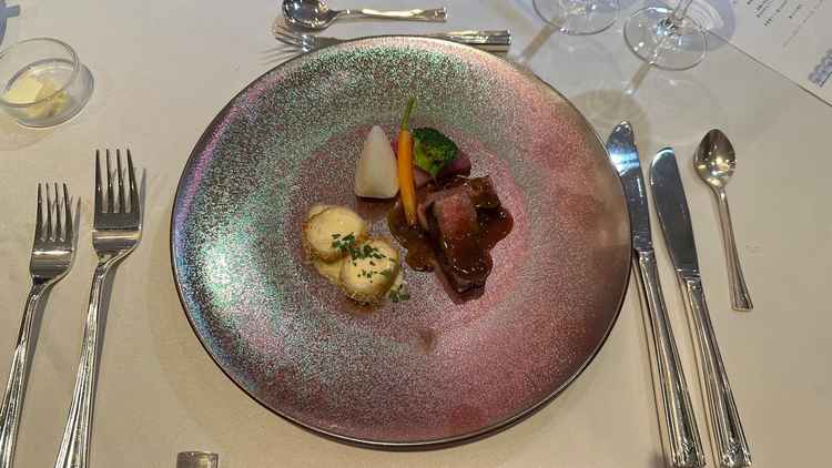 メイン料理の試食です。黒毛和牛のステーキはとても美味しく、ソースも皆が好きそうな味付けでした。