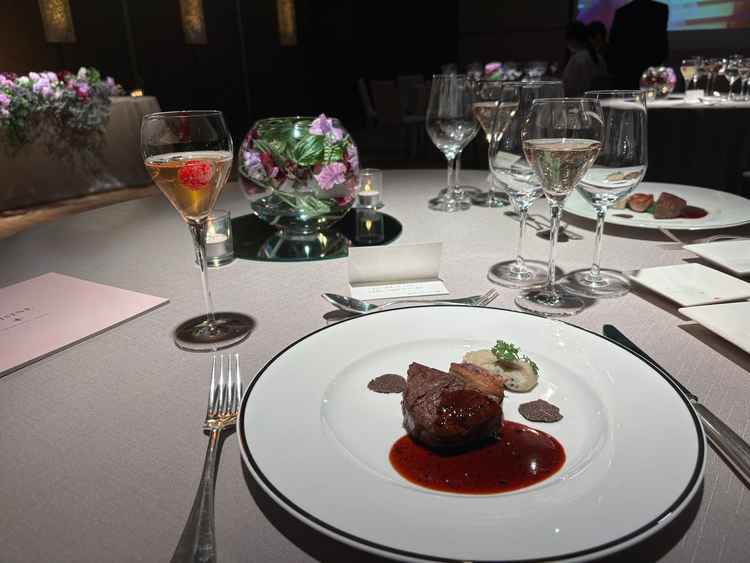 牛フィレ肉とフォアグラのメニューを試食しました。