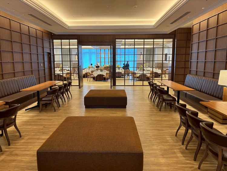披露宴会場（披露宴前にゲストが待つ場所で披露宴会場としても利用可能）