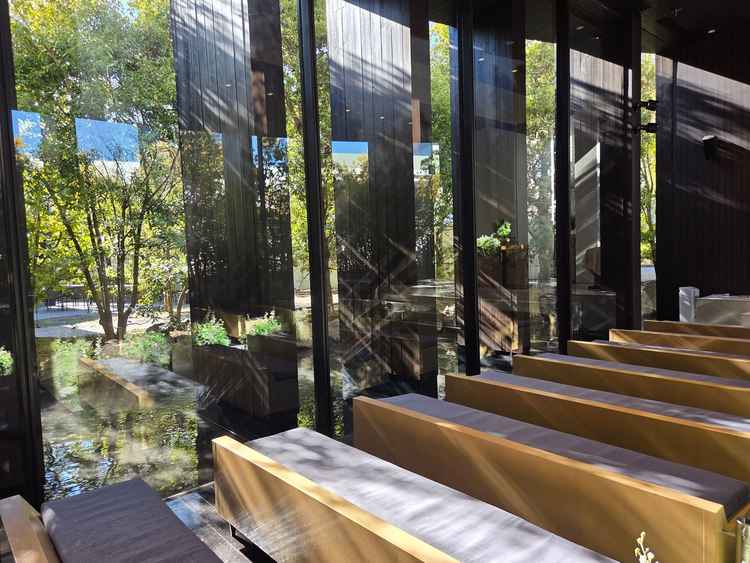 外は緑がたくさんあり森の中のような神秘的な空間になっています。