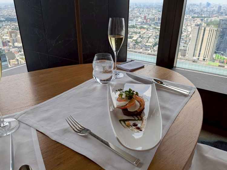 ごはんのナスキャビアのステーキは本当に嘘偽りなくおいしく、レストランの方の説明も秀逸