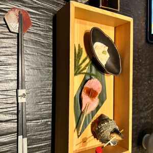 前菜。湯葉おの刺身、合鴨のみたらしソース乗せ、姫サザエの姿煮。