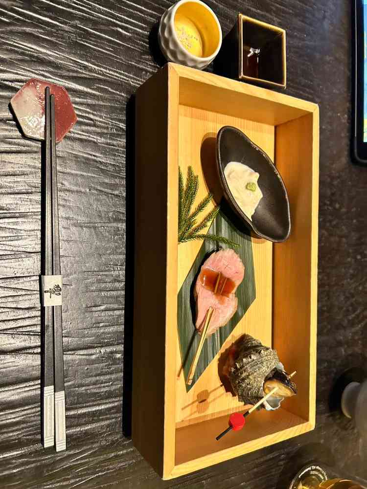 前菜。湯葉おの刺身、合鴨のみたらしソース乗せ、姫サザエの姿煮。