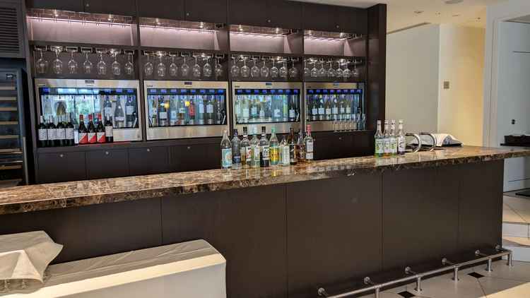 バーカウンターが整備されており、数種類のワインが飲めるため、お酒好きの方にも楽しんでもらえそうでした