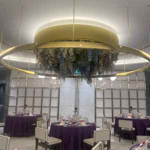 披露宴会場の天井。豪華な花が飾られているので、とても華やかな雰囲気になる。椅子も座りやすかった。