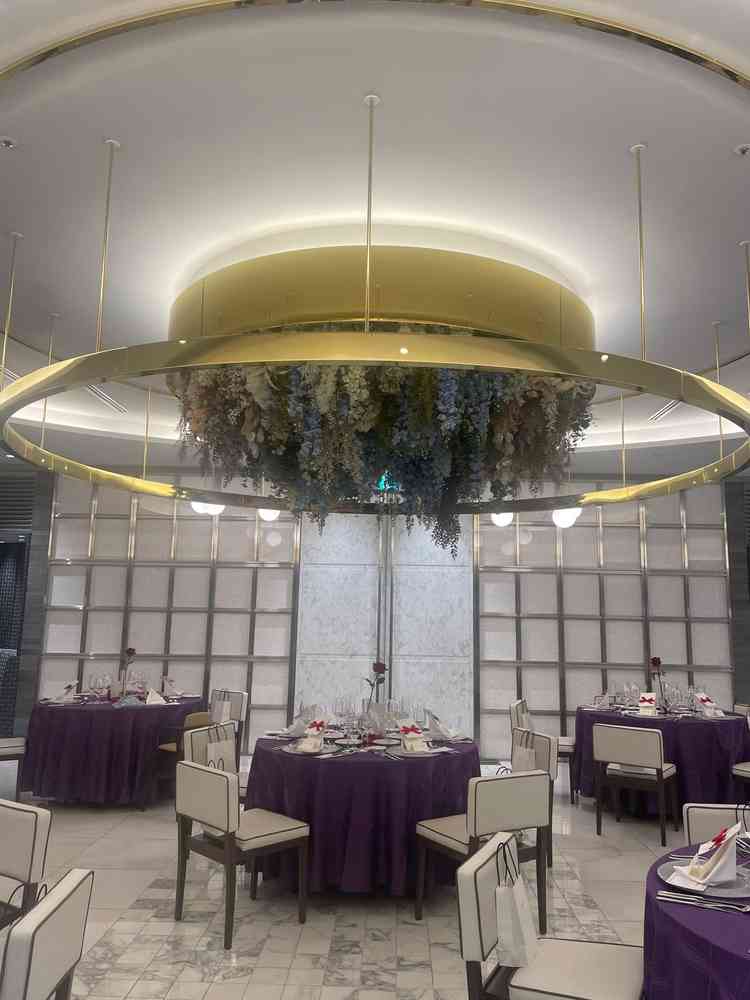 披露宴会場の天井。豪華な花が飾られているので、とても華やかな雰囲気になる。椅子も座りやすかった。