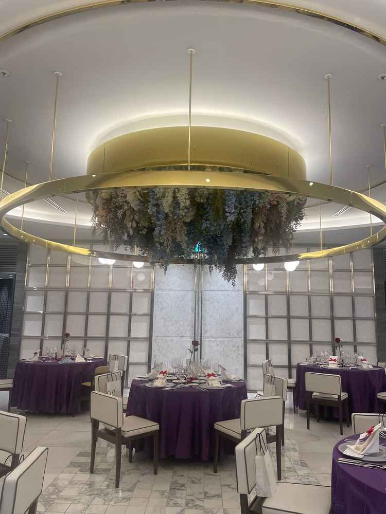 披露宴会場の天井。豪華な花が飾られているので、とても華やかな雰囲気になる。椅子も座りやすかった。