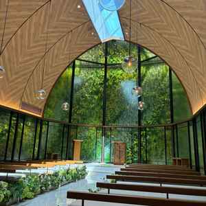 正面のグリーンウォールと自然光が印象的で、温かみがあり写真映えするチャペルでした。