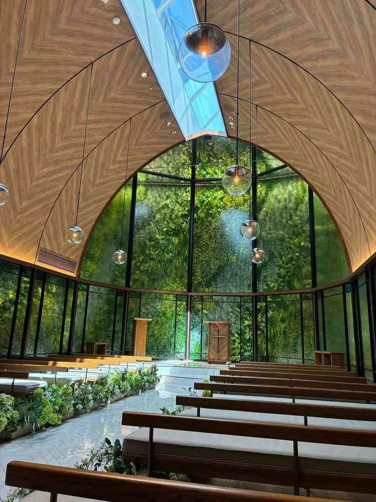 正面のグリーンウォールと自然光が印象的で、温かみがあり写真映えするチャペルでした。