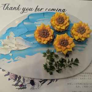デザートプレート。今までの式場のデザートの中で一番印象的だった。絵画のような華やかなデザインが好み。