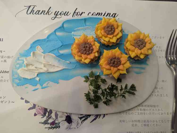 デザートプレート。今までの式場のデザートの中で一番印象的だった。絵画のような華やかなデザインが好み。