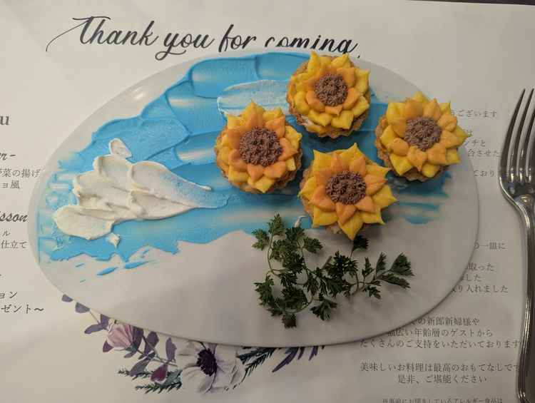 デザートプレート。今までの式場のデザートの中で一番印象的だった。絵画のような華やかなデザインが好み。