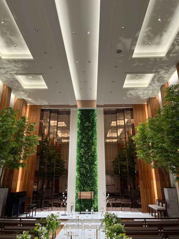 木目と緑が調和し、温かみのある挙式空間に感動しました。