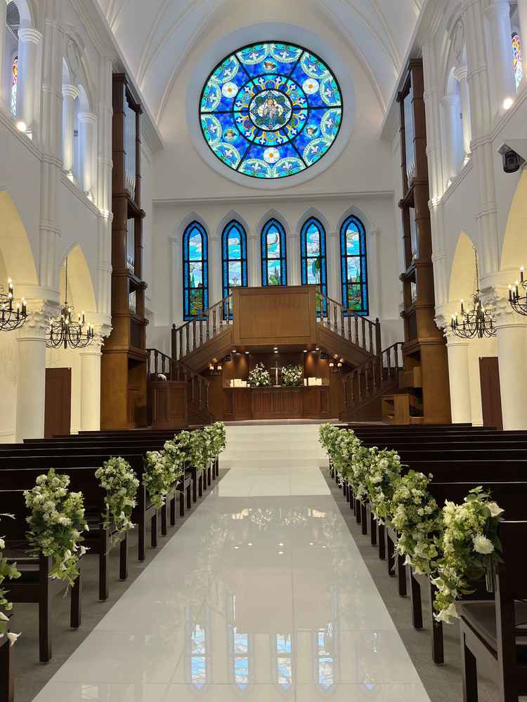 挙式会場。天井が高く、2階からもできるようになっており斬新でした。